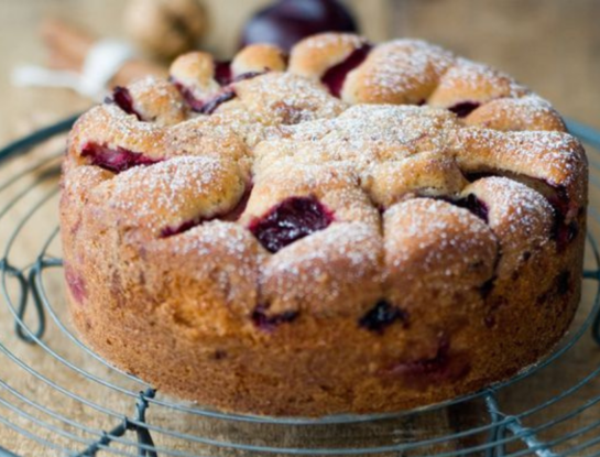 Torta especiada de ciruelas y pasas: una receta húmeda y muy aromática