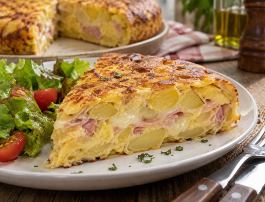 Tortilla de papa al horno con jamón y queso: cena fácil, económica y lista en pocos pasos