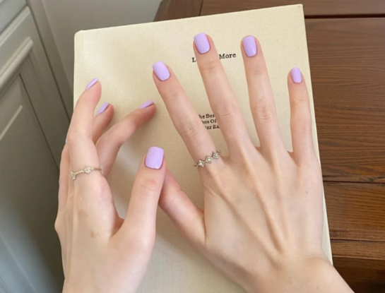 Uñas lavanda de los años 90: cómo es la manicura minimalista que pisará fuerte esta primavera