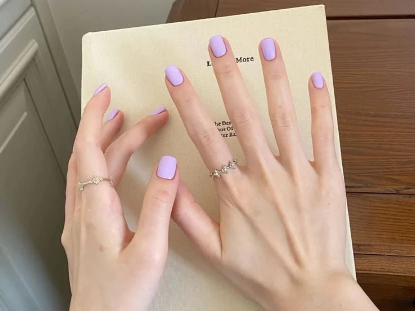 Uñas lavanda milky: la tendencia noventosa que dominará la primavera