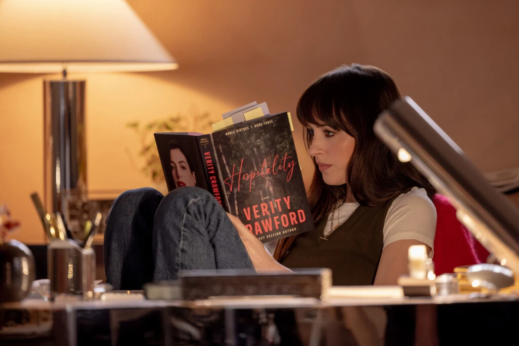 Dakota Johnson se pone en la piel de Lowen Ashleigh, la escritora contratada para continuar la obra de Verity Crawford.