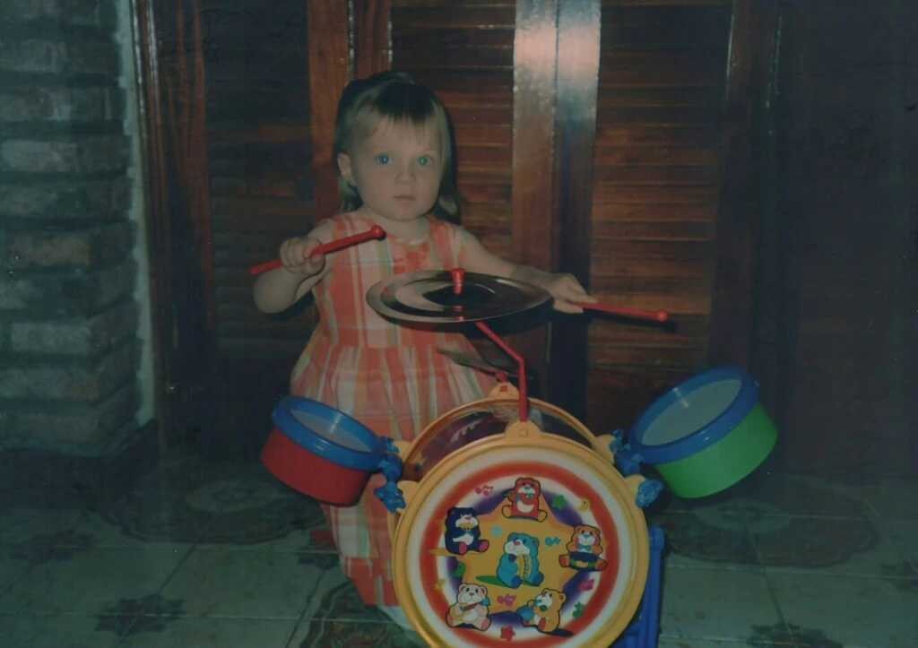 A los 3 años, Micu se armaba shows en el living de su casa