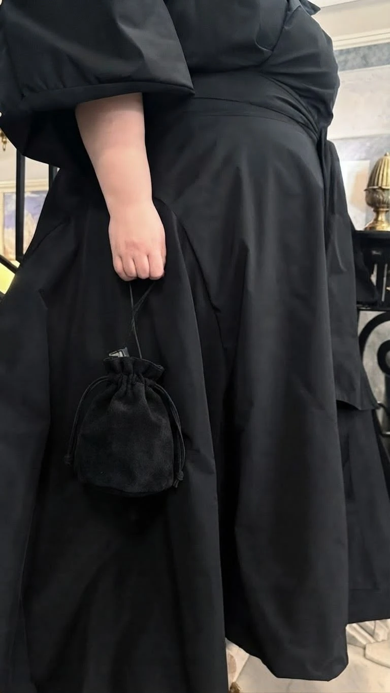 Con total look negro de Un Lobo Negro.