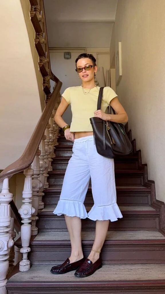 Una camisa de color neutro permite crear un look más sofisticado, mientras que una remera básica aporta un aire más casual.
