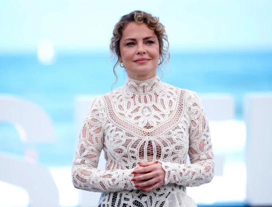 Desde San Sebastián, Dolores Fonzi muestra cómo llevar el encaje, la textura protagonista de la temporada