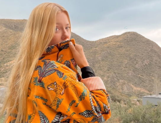 El abrigo estrella de Nicole Neumann para recorrer Mendoza: estampado silvestre, tono vibrante y un toque glam