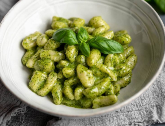Ñoquis de ricota y pesto: una opción liviana para la cena