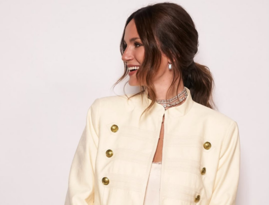 La fórmula elegante y sensual de Paula Chaves para lucir un mini vestido lencero