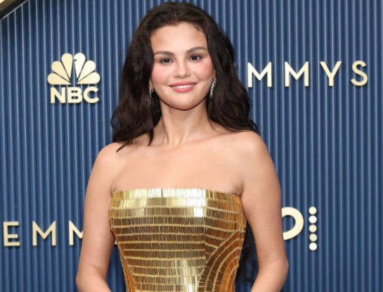 El impactante look dorado de Selena Gomez en la alfombra azul de los Emmys
