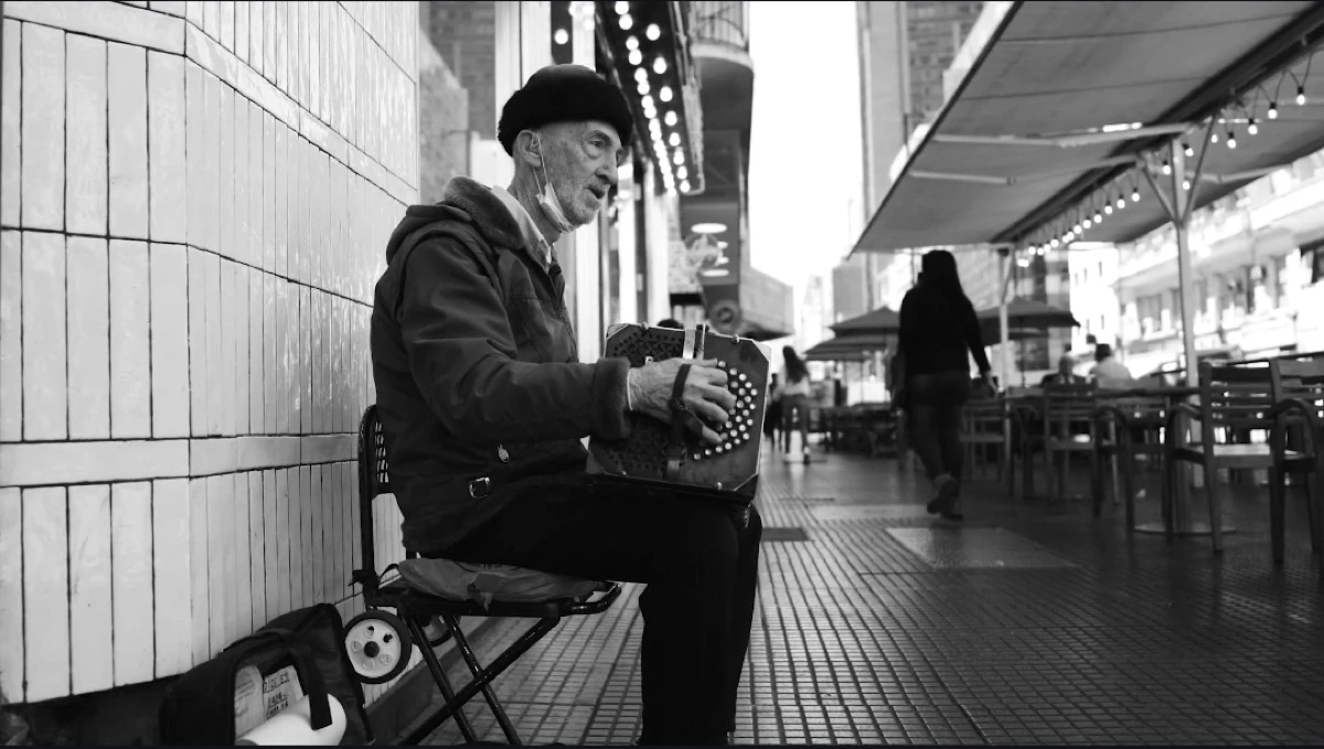 "Ser viejo no es el problema, el problema es suponer que serlo es algo malo": Valeria Sampedro estrena un documental sobre la vejez