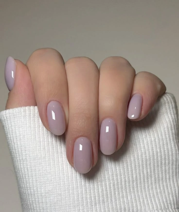 Uñas lavanda milky: la tendencia noventosa que dominará la primavera