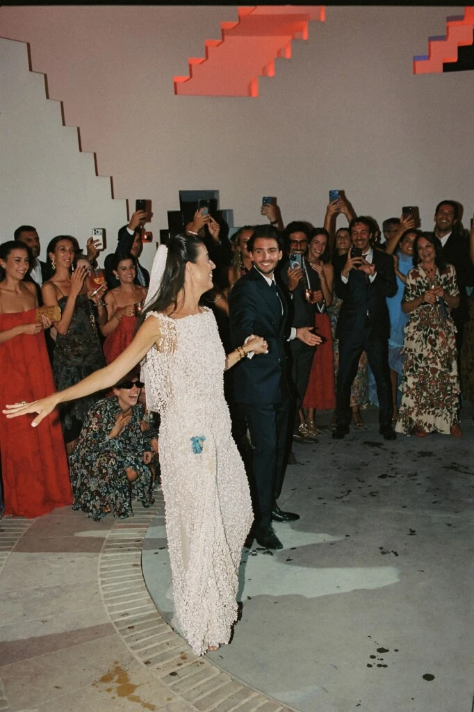De largo XL a bob: la creadora de contenido que se hizo 5 cambios de look durante su boda