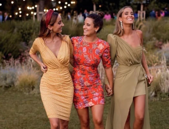 ¿Dorado o plateado? Qué color de vestido elegir según los zapatos metalizados que tengas