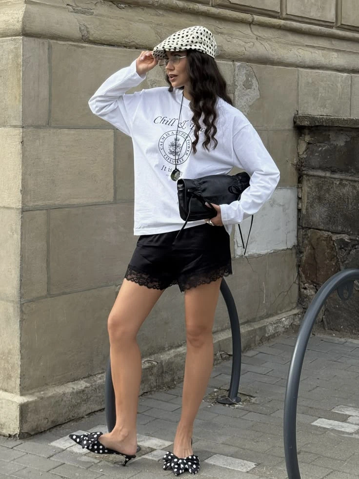 La primavera no siempre significa temperaturas altas. Por eso, una remera de manga larga puede convertirse en una gran aliada para usar lace shorts durante la temporada.
