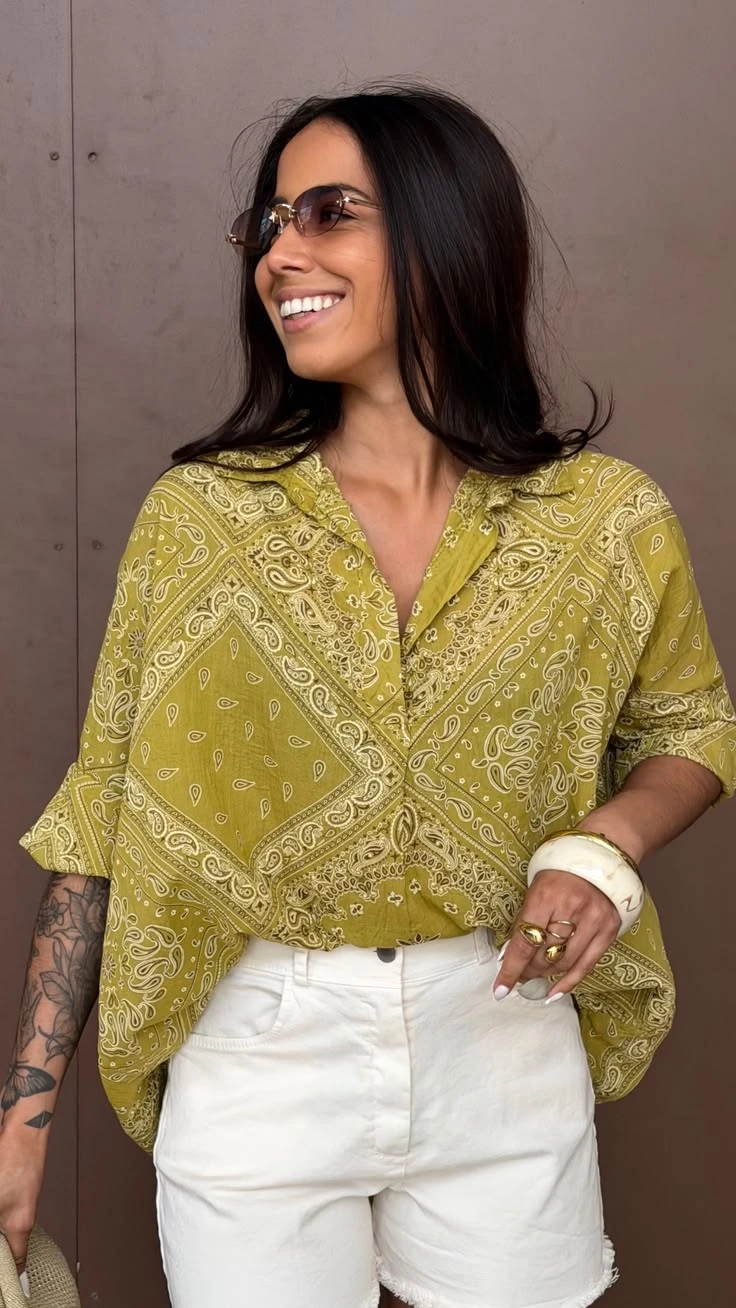 Del pañuelo a la camisa: el estampado bandana se mete en el placard de primavera