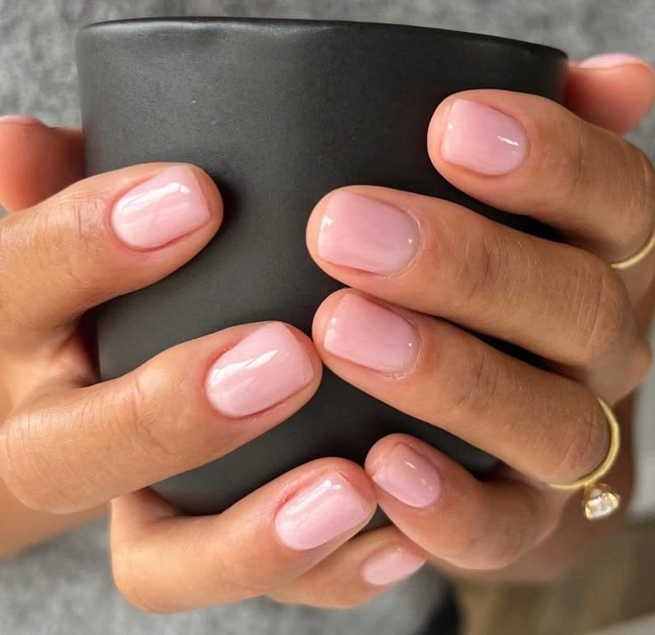 Rose water nails: las uñas rosas que suman brillo sin exagerar