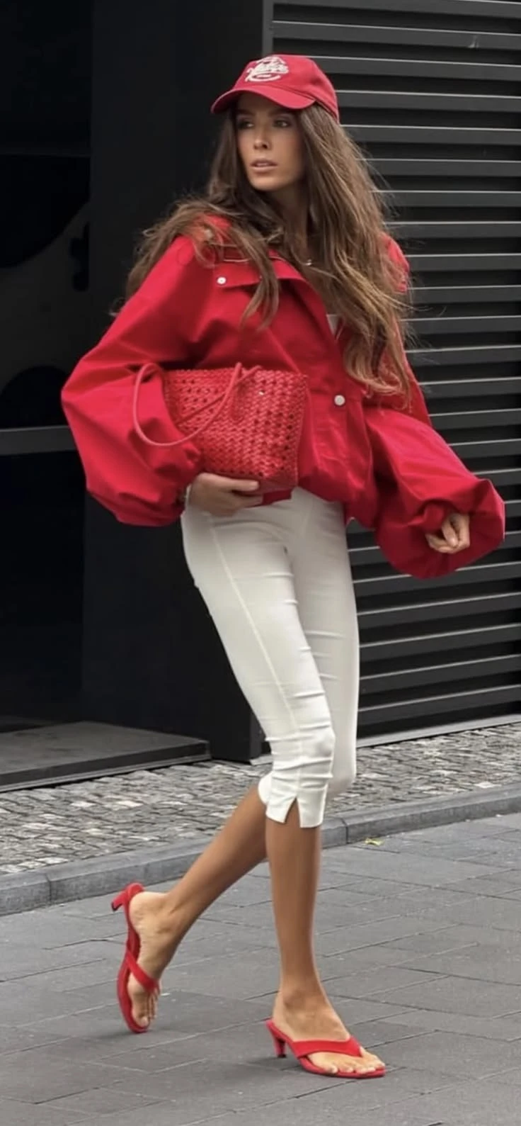 7 looks con tomato red, el color que conquista el street style de entretiempo
