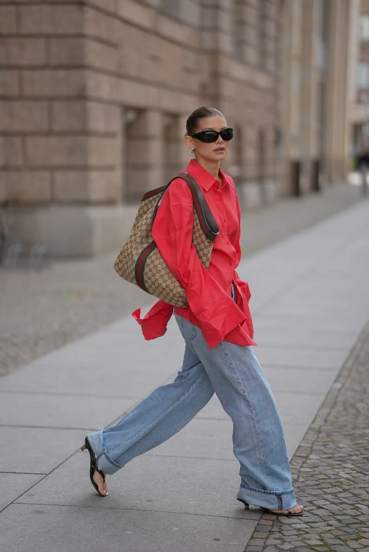 7 looks con tomato red, el color que conquista el street style de entretiempo