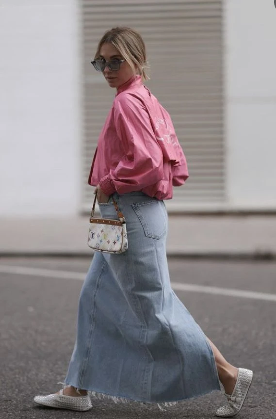 La falda de jean larga vuelve y estos 9 looks lo confirman