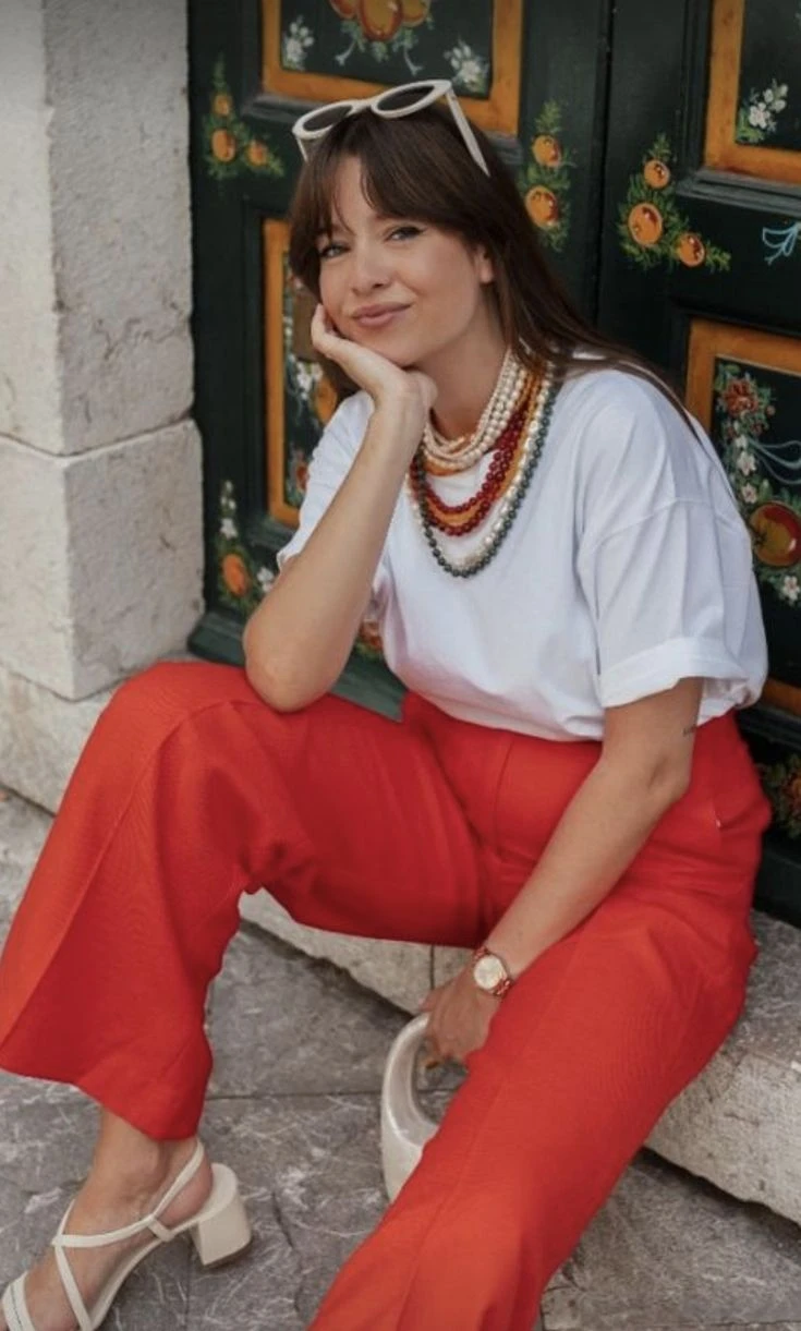 7 looks con tomato red, el color que conquista el street style de entretiempo