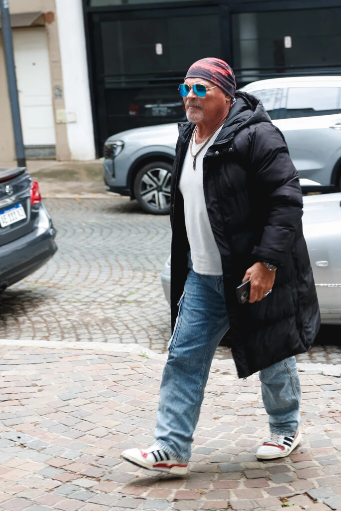 Otro de los presentes fue Walter “Alfa”, el exparticipante de Gran Hermano 2022, quien se sumó a las personas que se acercaron para despedir al músico.