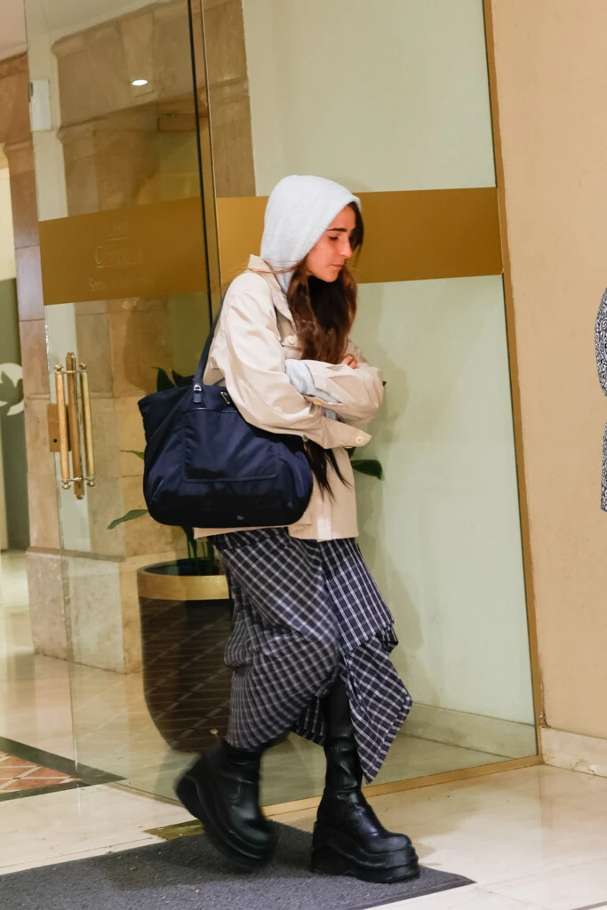 La joven fue vista al llegar al lugar con la cabeza gacha y una capucha, mientras caminaba mirando hacia el suelo, visiblemente movilizada por la pérdida.