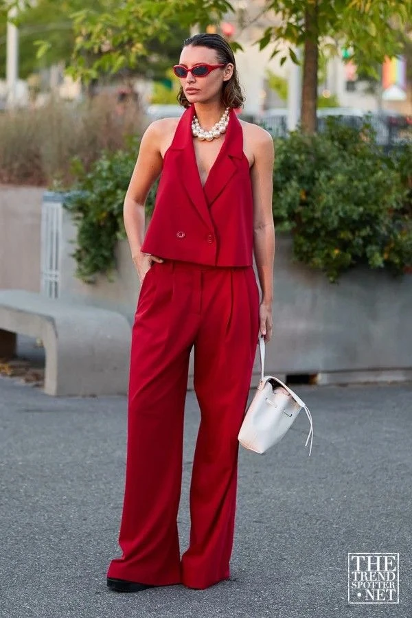 7 looks con tomato red, el color que conquista el street style de entretiempo