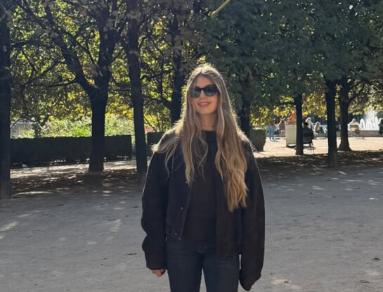 Antonia Macri cumplió 15 en París y eligió una campera bomber de color chocolate para elevar su look urbano