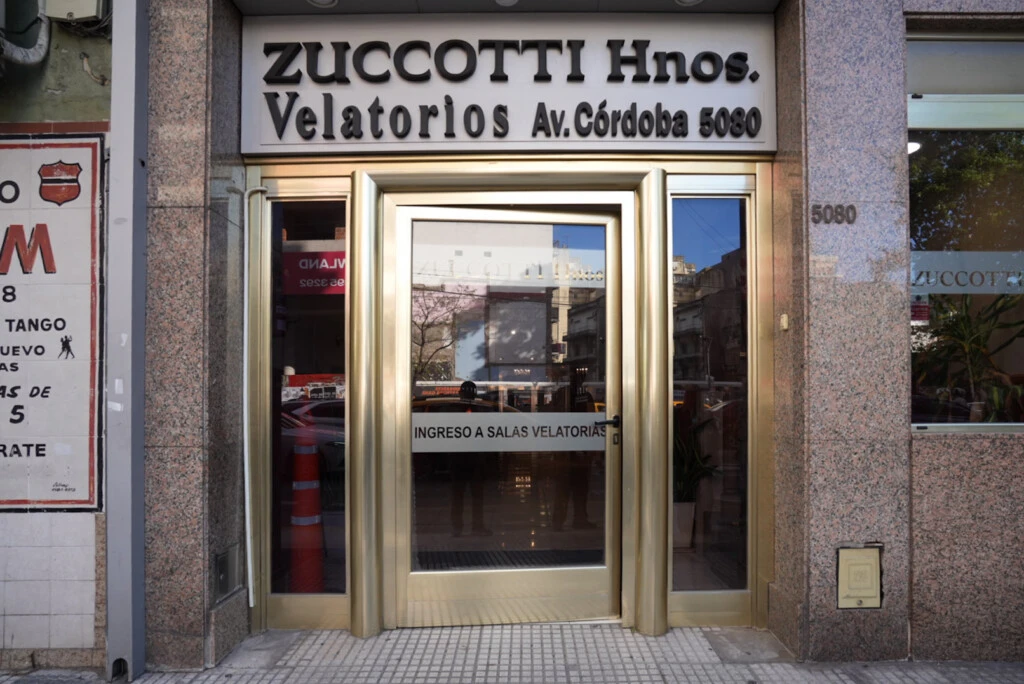Familiares, colegas y figuras del espectáculo se acercaron a la cochería Zuccotti, ubicada en la avenida Córdoba 5080, para despedirlo y acompañar a sus seres queridos en este momento de dolor.