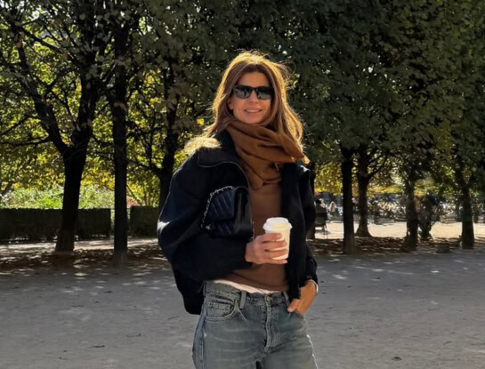 Juliana Awada celebró los 15 de Antonia en París con un look casual y el jean de los 2000 que vuelve a ser tendencia