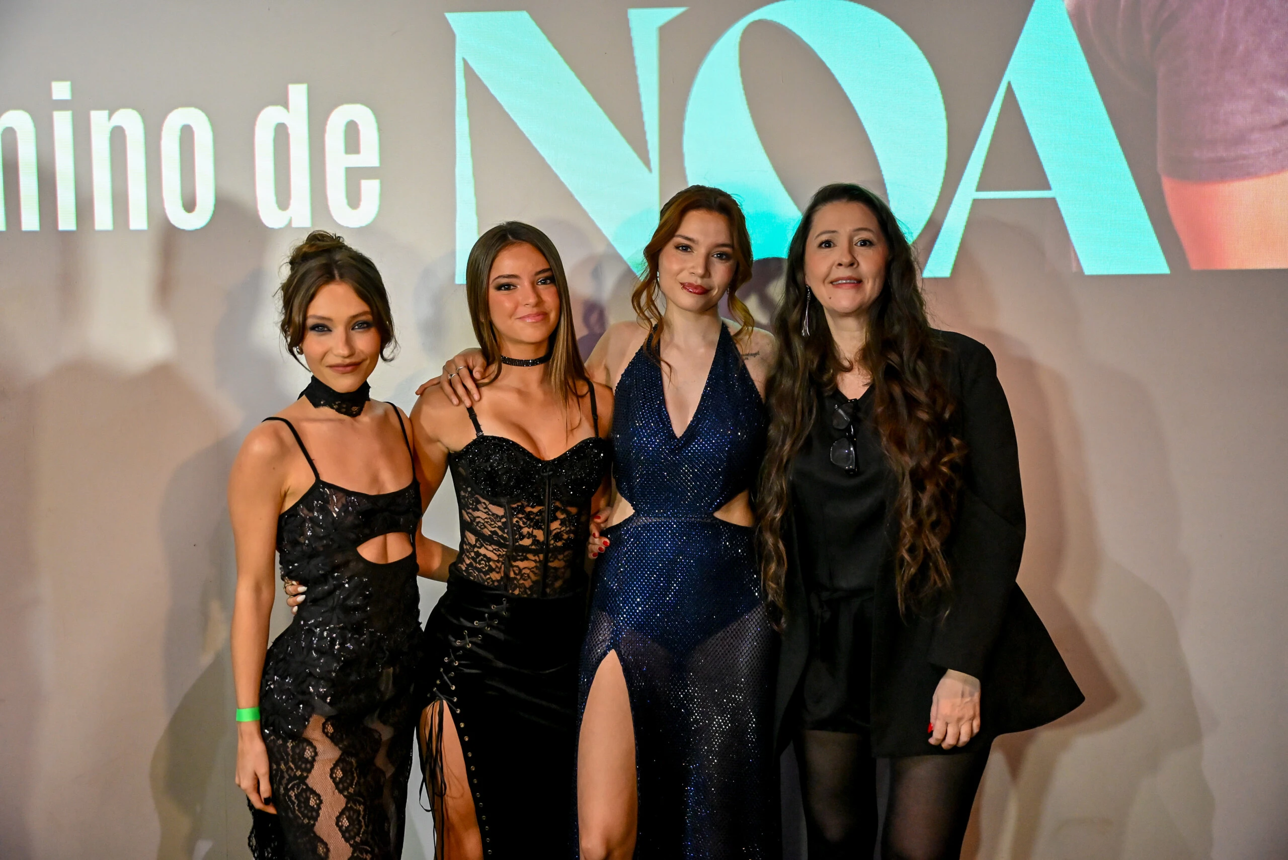 Agus Benavides, Bianca Spinello, Mica Suárez y la productora de la serie Mili Roquet Pitt