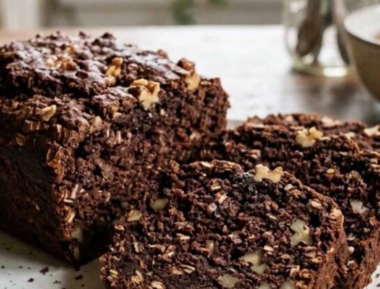 Budín de cacao y avena: la receta chocolatosa que aporta proteínas y se hace con pocos ingredientes