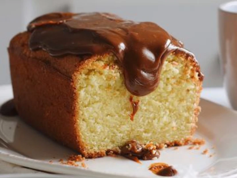 Una preparación casera y simple que combina coco rallado con una generosa cobertura de dulce de leche. Ideal para acompañar el mate o el café.