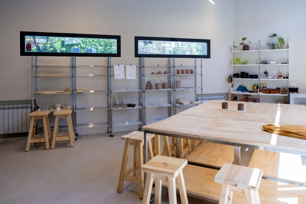escenario para exhibiciones, encuentros y colaboraciones con artistas y diseñadores.