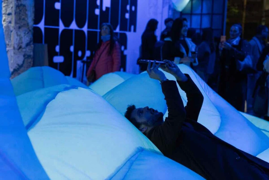 César Lago en la activación perfomática que hizo latir su obra "Movimiento 0002".