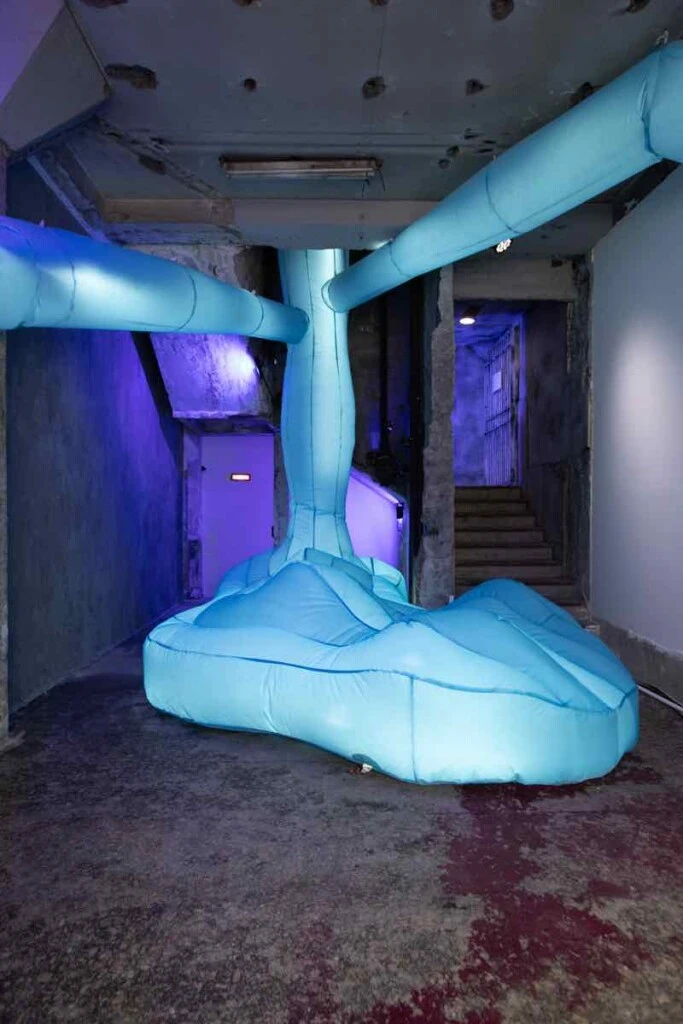 La instalación de César Lago cobra vida –literal- en el interior del Palacio Molina, sede de Casa FOA 2026.