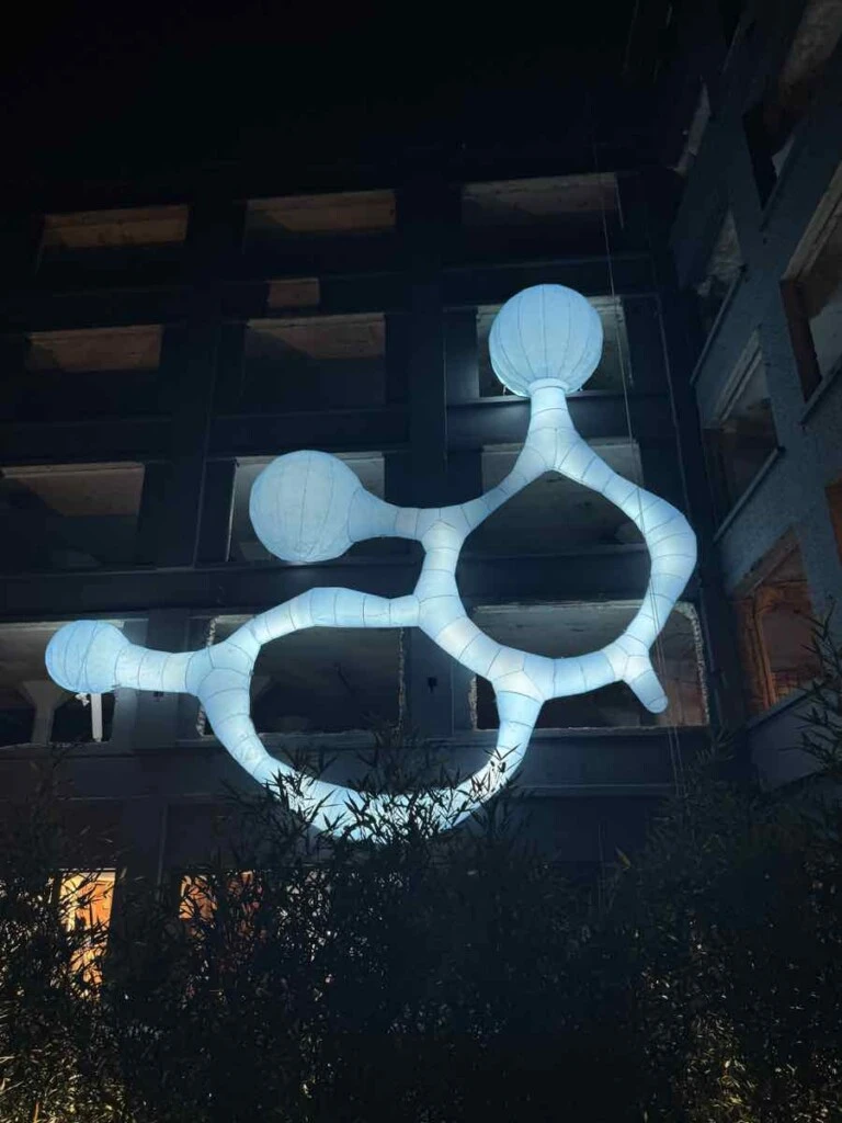 “La luz azul, la penumbra, el sonido envolvente y el movimiento acompasado trabajan juntos para generar una experiencia sensorial