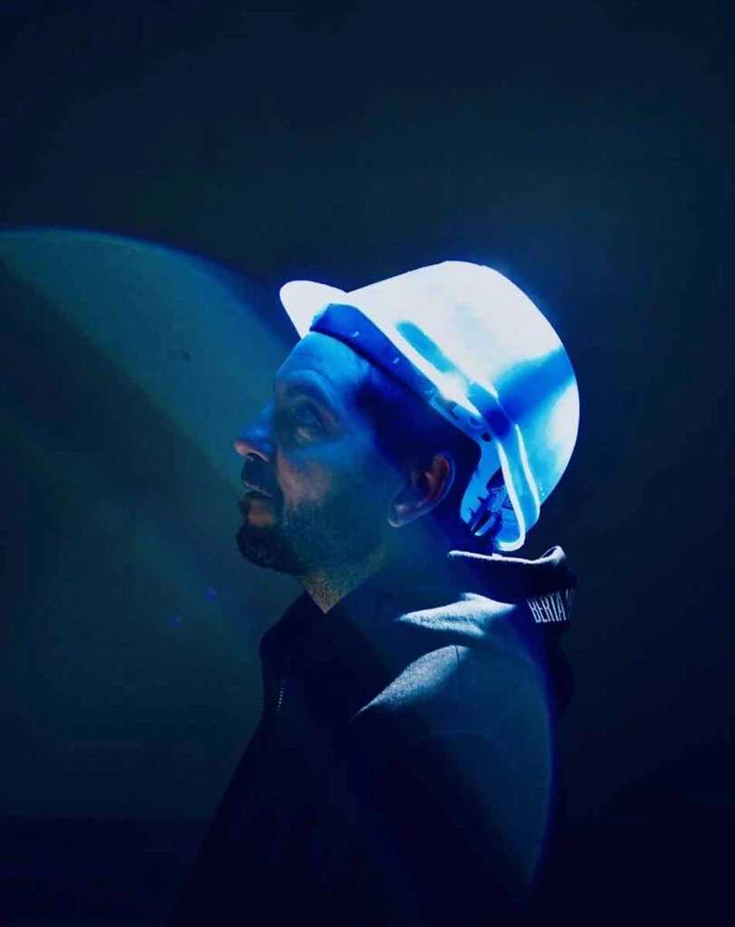 César Lago, artista visual y performático, creador de una instalación de alto impacto en Casa FOA 2026.
