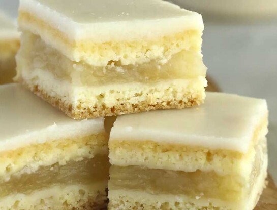 Cuadraditos de manzana con glasé de limón: la receta que te resuelve la merienda o el postre