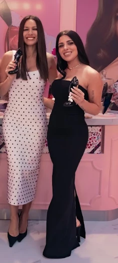 El look de Pampita con un vestido a lunares. 