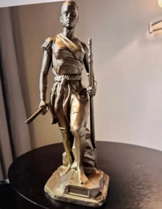 Qué representa la estatua de la Amazona de Benín