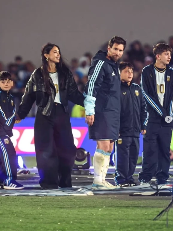 El look de Antonela Roccuzzo en el partido despedida de Leo Messi.