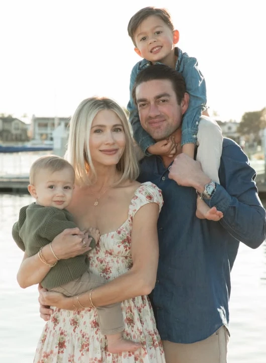 La influencer junto a su marido y sus dos hijos.