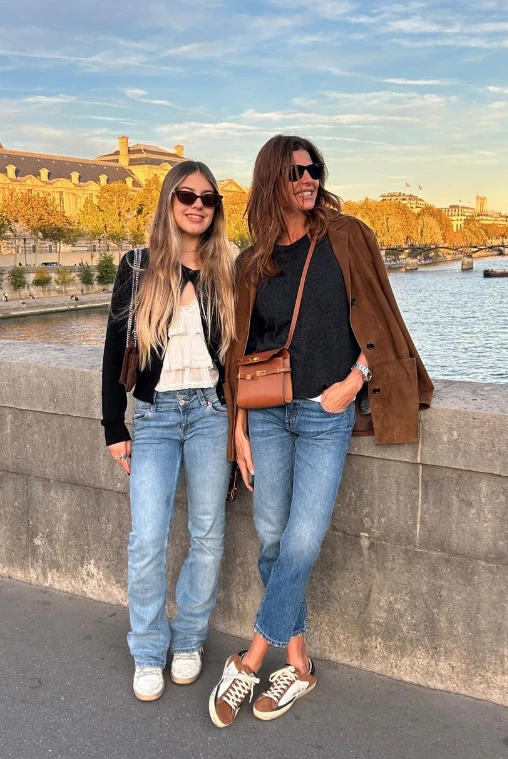 Juliana Awada y Antonia Macri, madre e hija, apuestan por los jeans con dos looks relajados y muy cancheros durante un paseo por París.