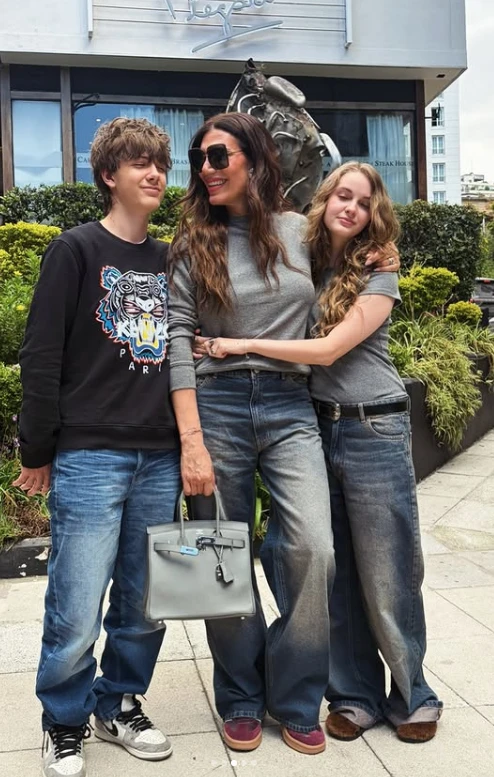 Jeans y remera gris melange: la fórmula de moda que une generaciones