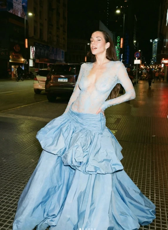 El espectacular vestido celeste de Camila Romano que eligió Julieta Nair Calvo