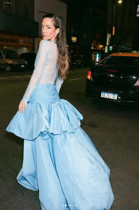 El espectacular vestido celeste de Camila Romano que eligió Julieta Nair Calvo