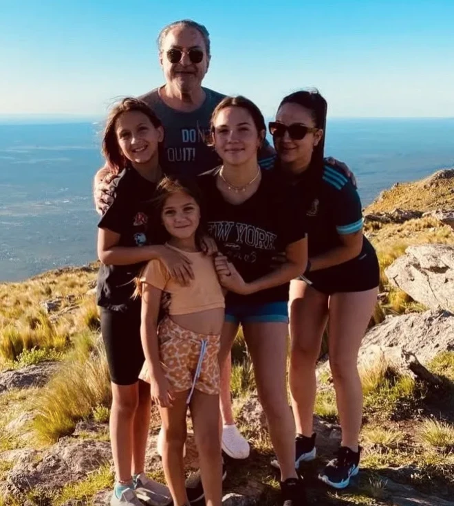 Antonio Grimau con sus nietas.