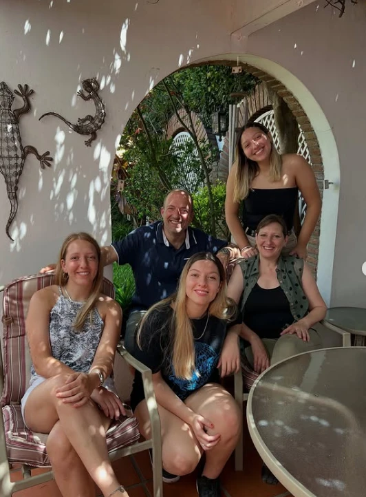 La familia de Fernando Confessore: su mujer y sus tres hijas.