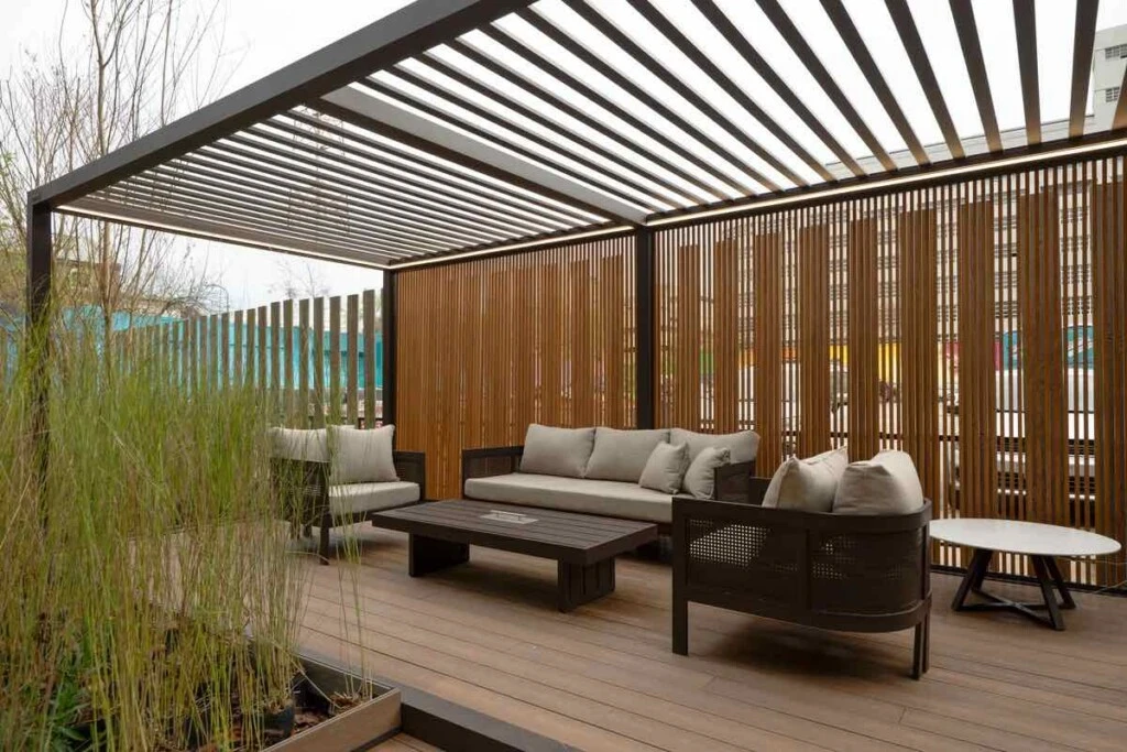 El living de exterior de Mike. 